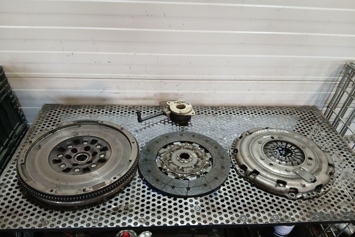 Kit ambreiaj  04L141031L 03N105266L 04L141031L 03N105266L 2.0 TDI Vol