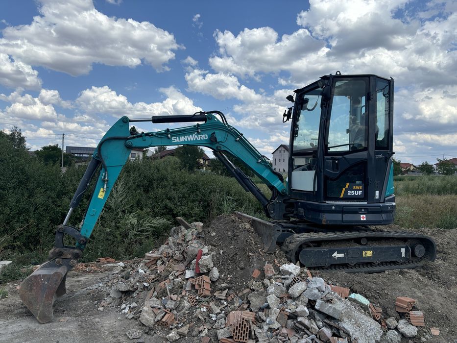 Inchiriez mini excavator 2.7 T