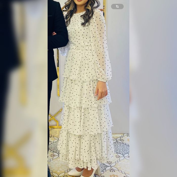 Красивое белое платье в горошек