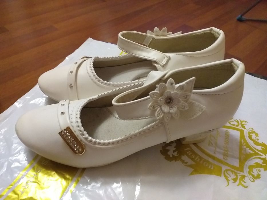 Девочковые белые туфли.