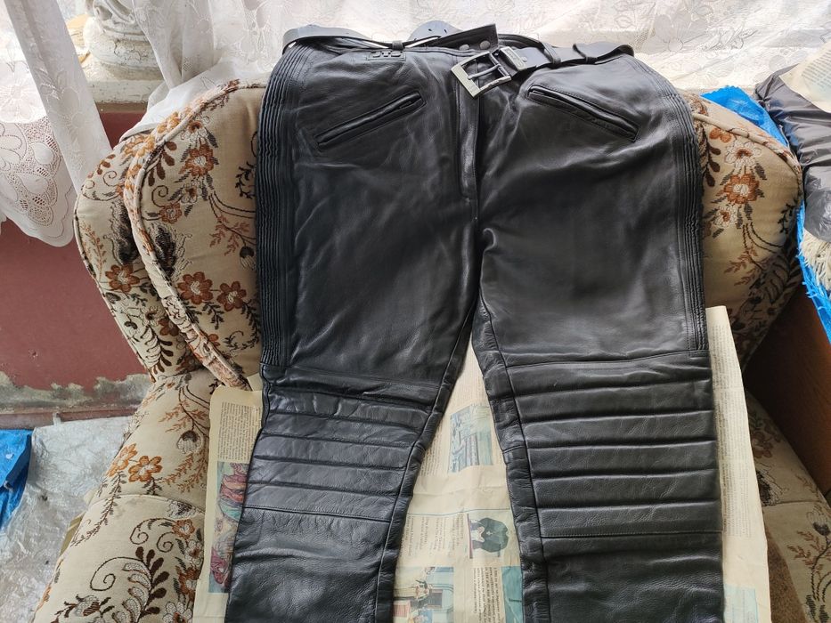 Vand pantaloni din piele, firma JBS !.