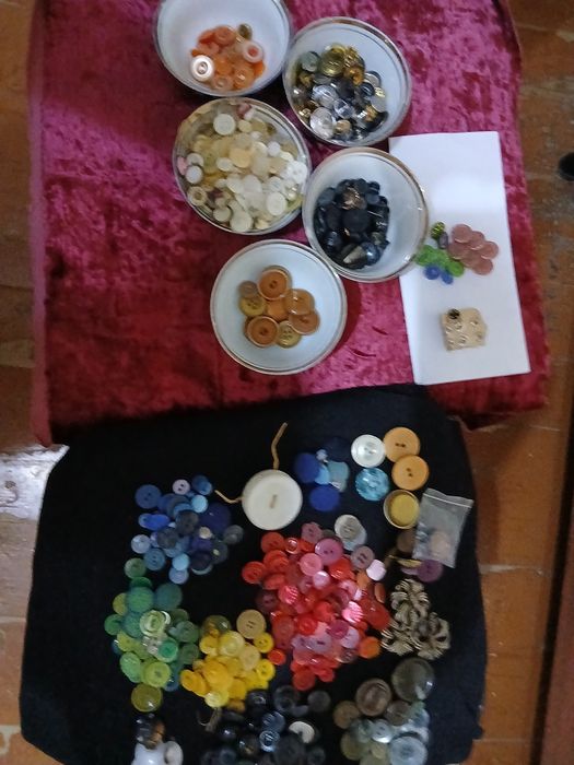 Пуговицы разные и много.