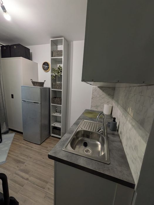 Închiriez garsonieră (exclus animale de companie)