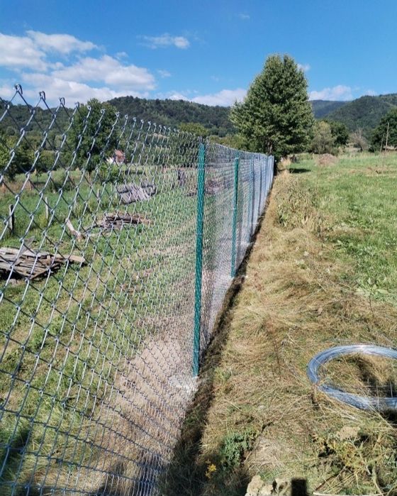 Imprejmuiri terenuri cu plasã de gard împletitã și stalpi de beton/țev