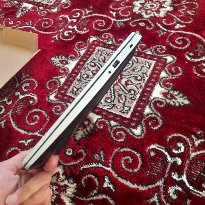 Acer rayzen 3 yamgi qardak bor