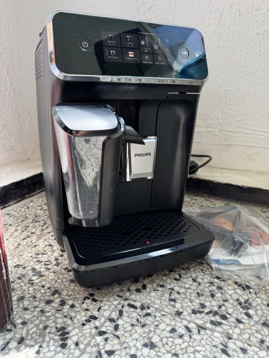Кафеавтомат Philips 2300 EP2330/10, Автоматична Кафемашина LatteGo 4 Напитки, Тъч Дисплей, Керамична Мелачка, AquaClean, Тиха Работа 15bar