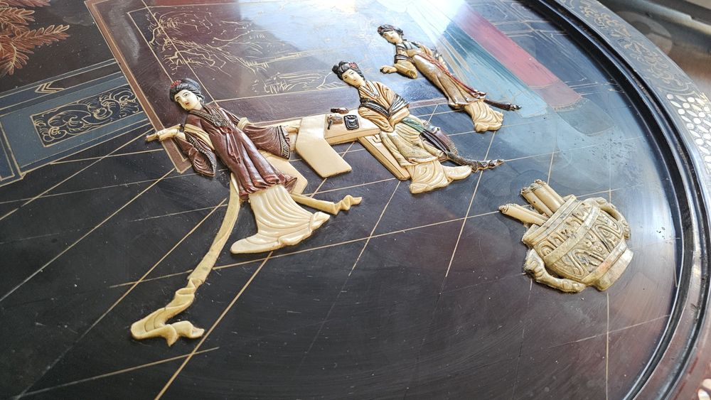 Черна азиатска антикварна маса за всекидневна с релефна сцена.