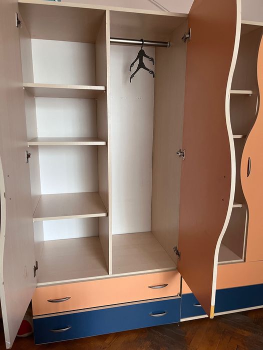 Продавам гардероб + скрин