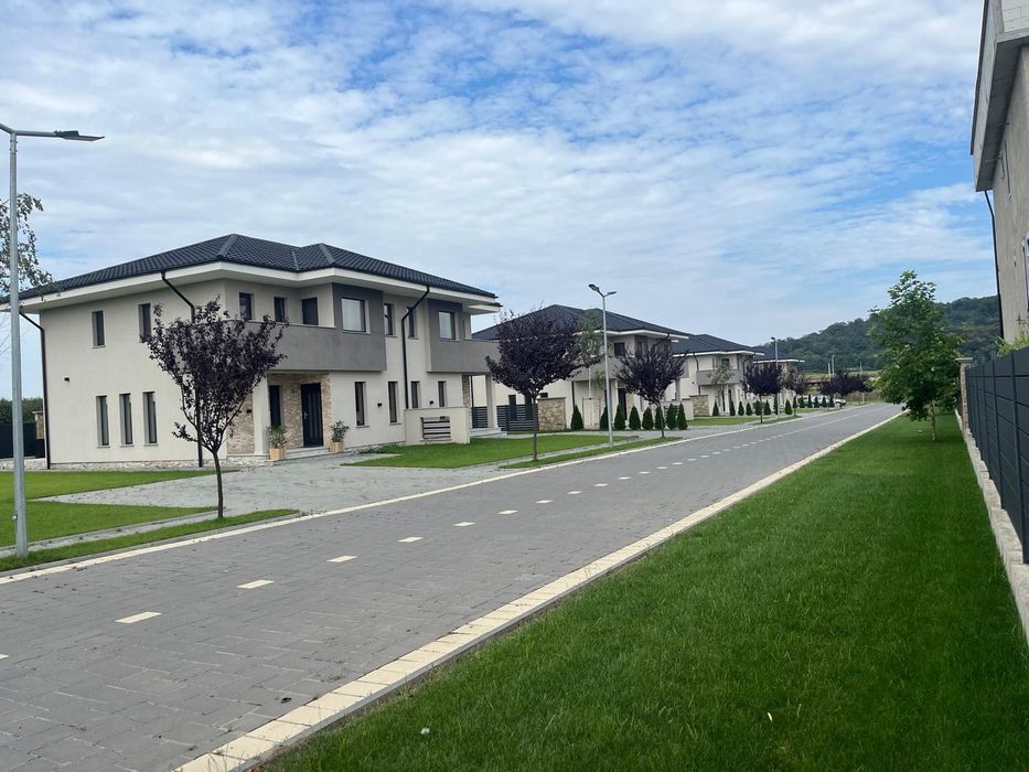 Casa în sistem duplex,strada rezidențială