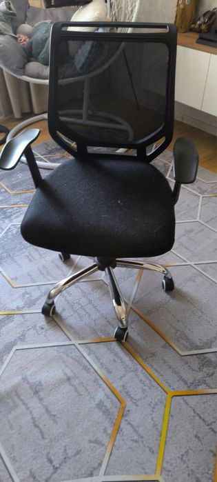 Стул офисный черный