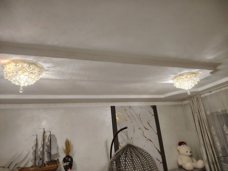 Люстры две шт. Сост новые