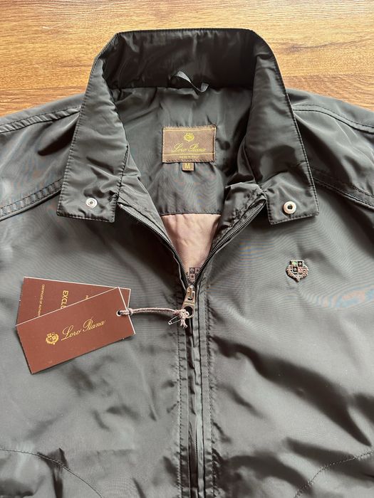 Мъжко,черно яке Loro Piana с метално лого и ципове на джобовете