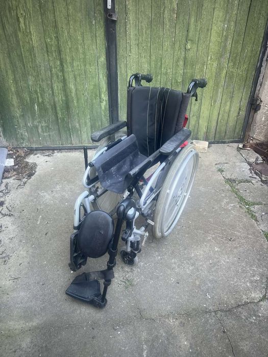 Инвалидна количка "Meyra" със стойка за ляв крак