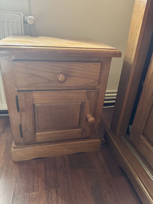 Dormitor lemn masiv (pat 160x200 + 2 noptiere + șifonier) – stare foarte bună