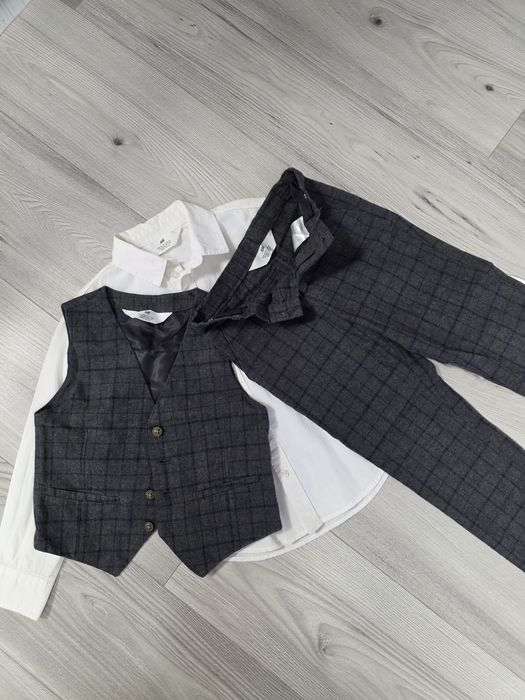 Costum H&M mar.116(5-6ani)
Aruncați o privire și la celelalte anunturi.
