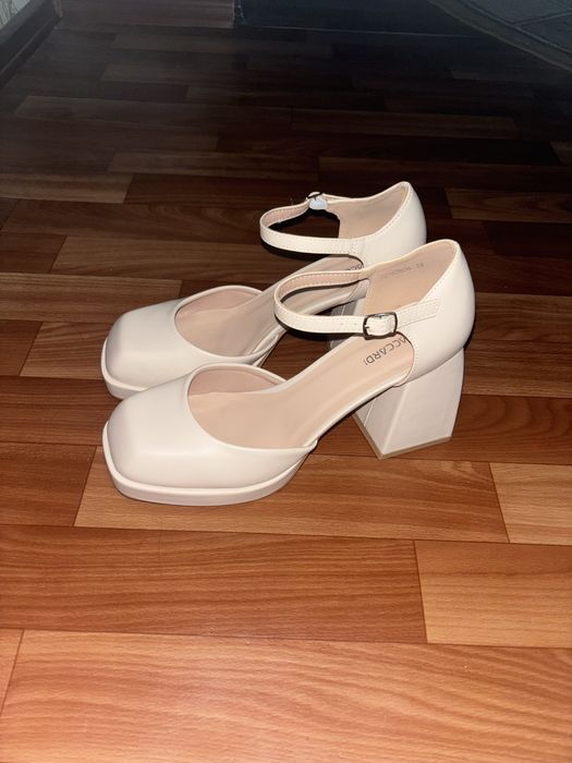 Туфли на высоком каблуке