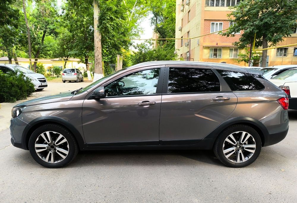 Lada vesta sw cross 1 qo'l minilgan. Kapotda kraska bor.