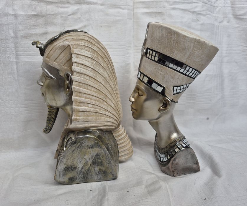 Figurine egiptene bust Tutankhamun si bust Nefertiti din rășină acrilică, Colecția Leonardo.