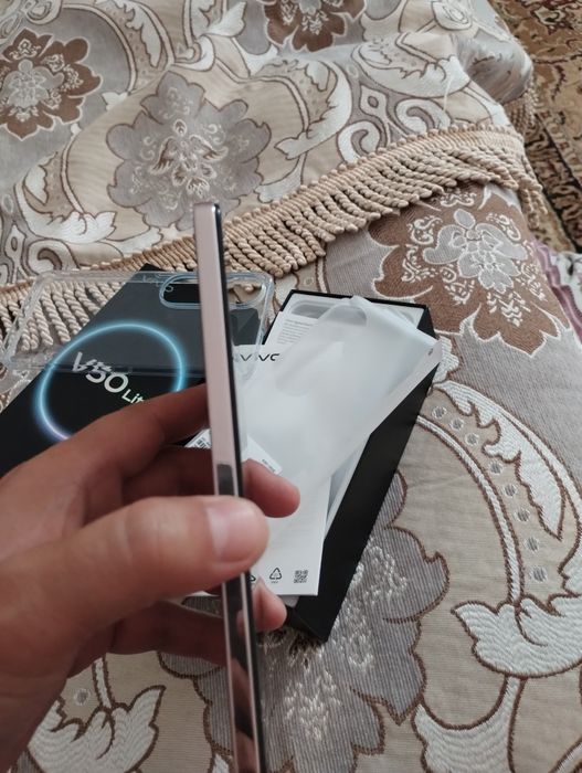 Подам смартфон Vivo v 50 lite