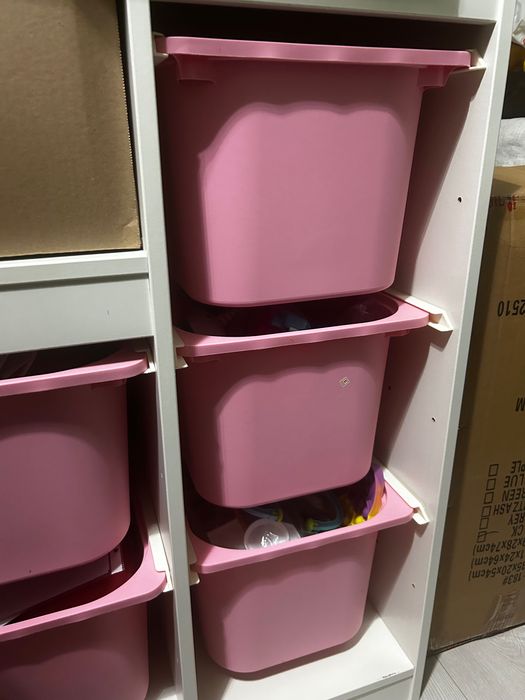 Ansamblu depozitare jucării roz de la Ikea