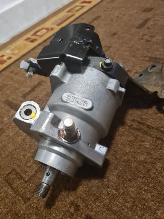 Pompă injecție ford tranzit 2.0 tdci 125cp model 2003  ofer garanție