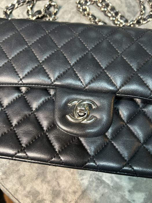Geantă Chanel Classic Double Flap mărime Medium, piele neagră