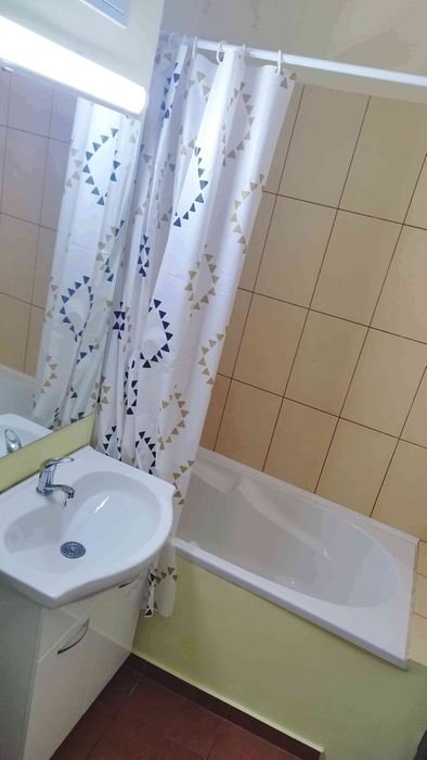 Particular închiriez garsonieră decomandată  40mp,Brazdă,complex vechi,vis a vis de restaurant La Rocca.