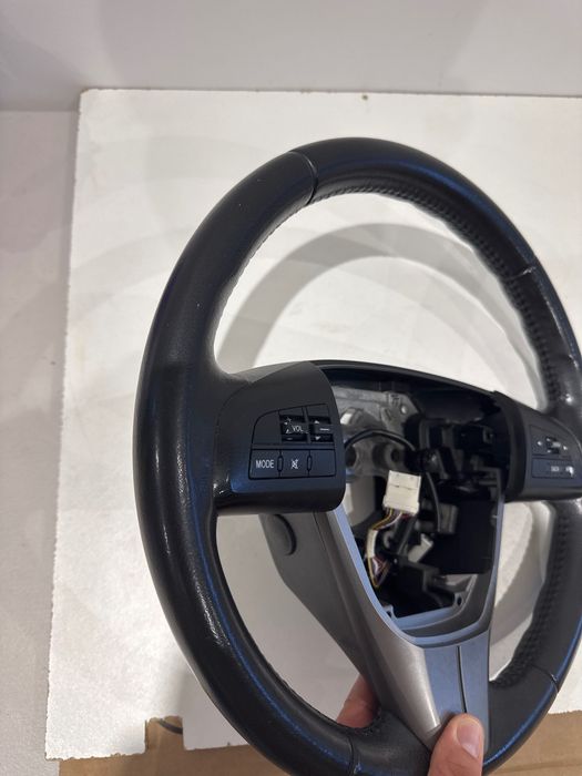 Mazda 3 кожен волан Мазда 3