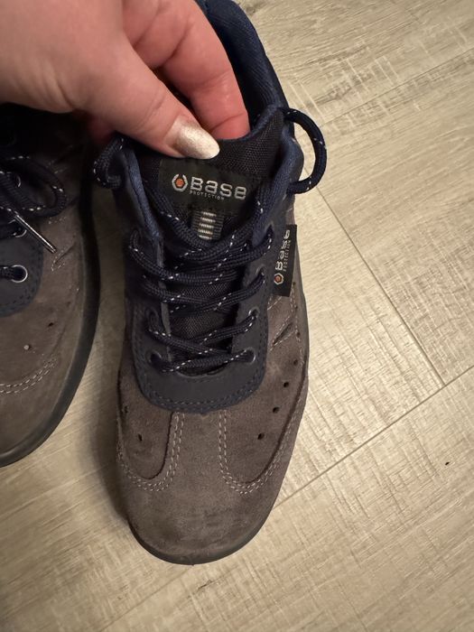 Bocanci cu protectie metalica