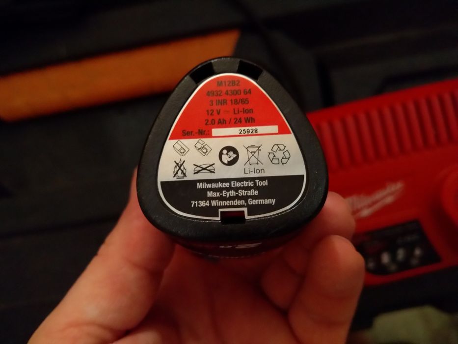 Продавам или заменям батерия и зарядно Milwaukee m12