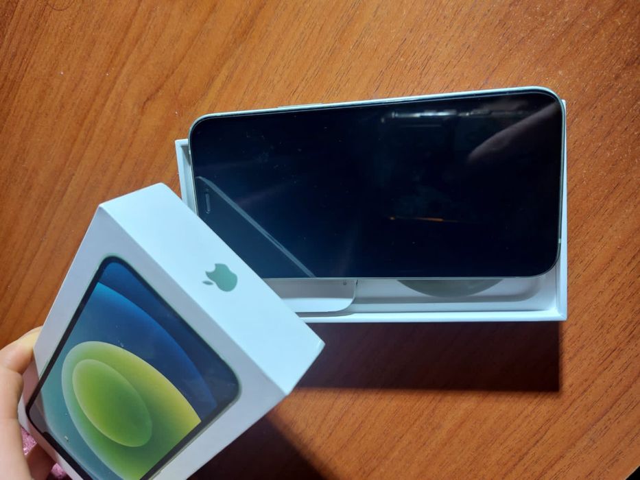 iPhone 12 mini в идеальном состоянии в подарок чехлы