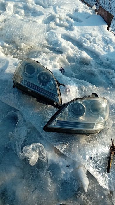 Продавам огинални фарове за мерцедес мл 164 с оргинален ксенон