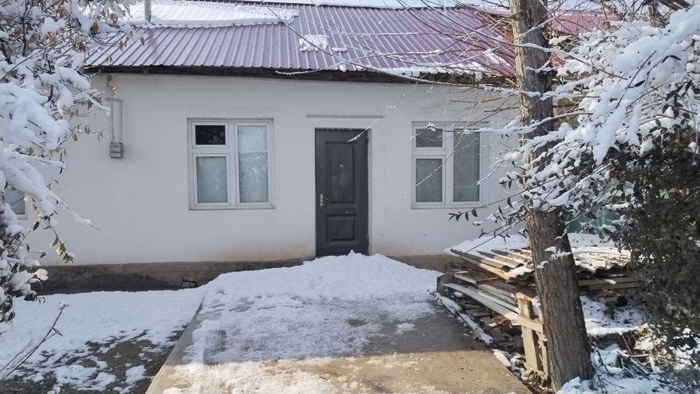 Qibrayda 3 xona Uchastka sotiladi 1,5 sotix obshiy 2 sotix remontli