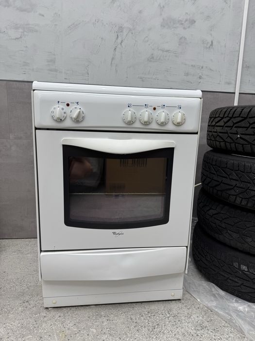 Готварска печка с керамични котлони Whirlpool