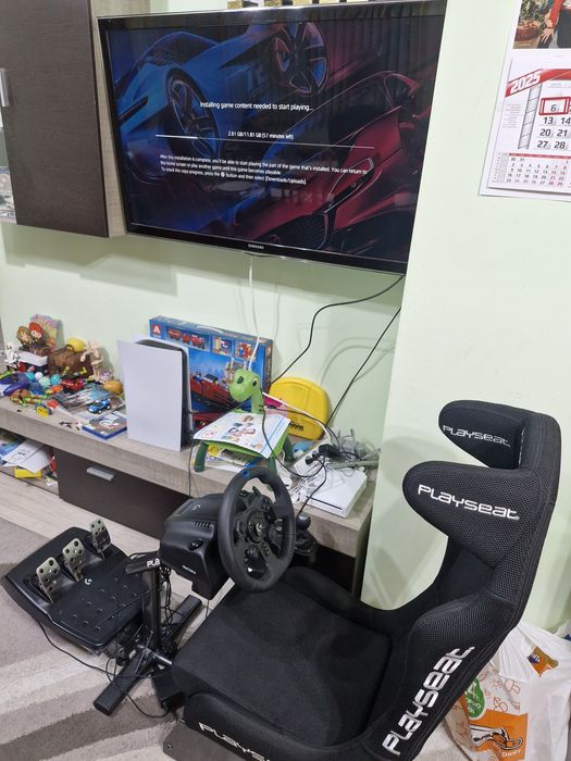 Продавам симулатор комплект  Logitech G923