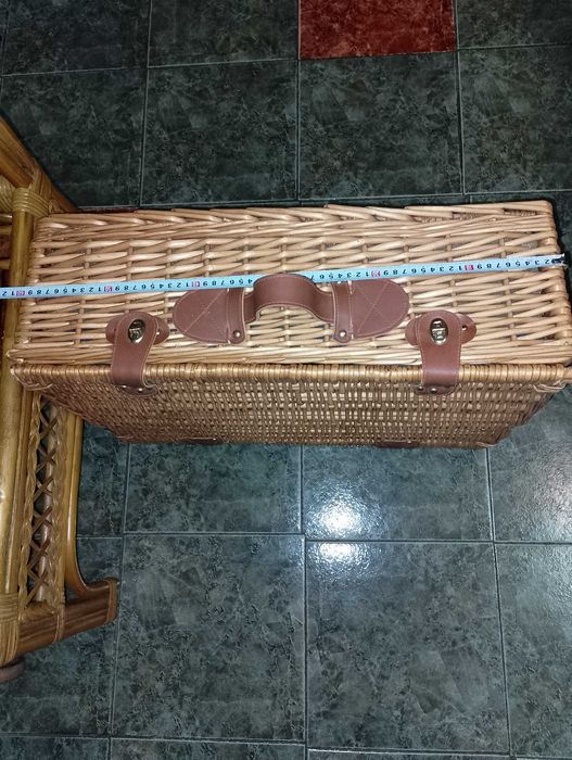 Куфар за пикник и дървена стойка