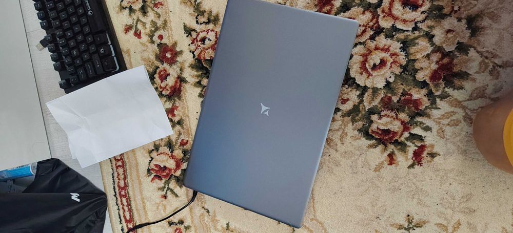 Laptop se deschide greu