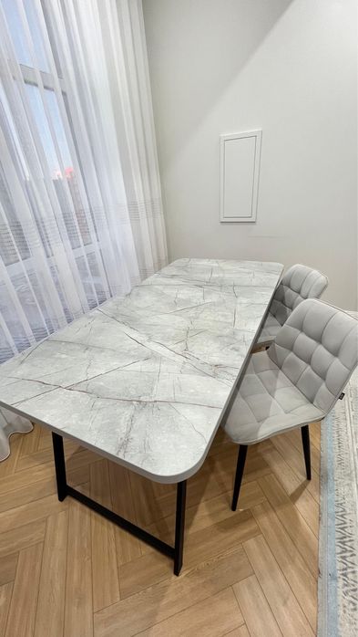 Продается стол и стулья 8 штук