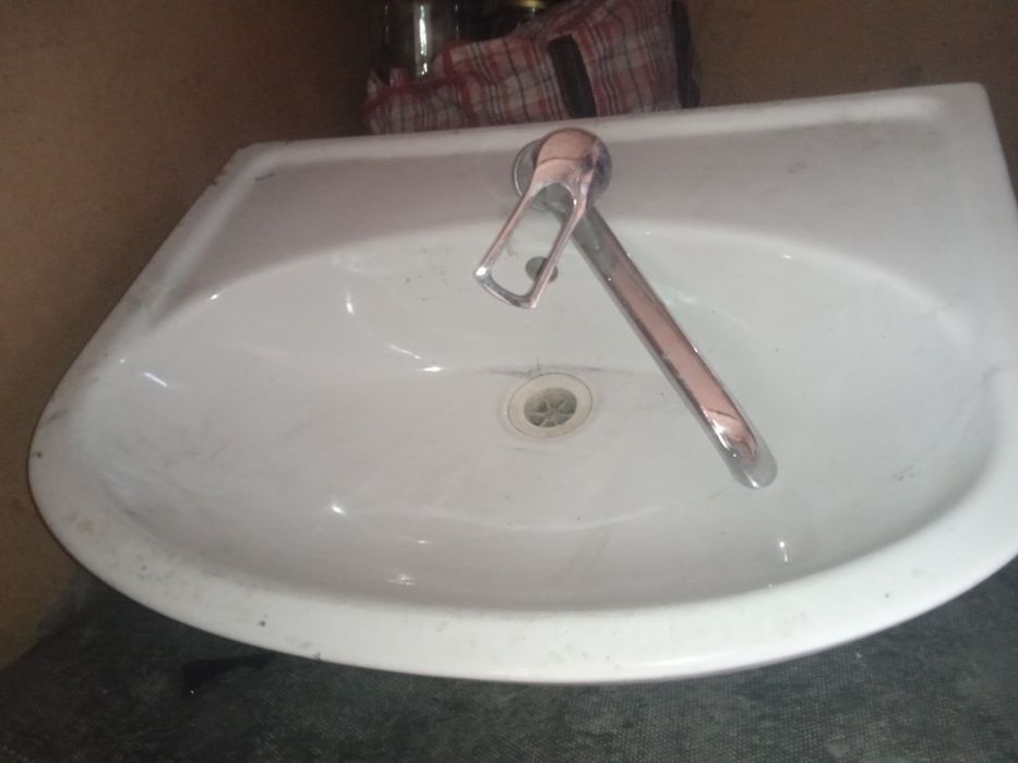 Продам раковину под умывальник