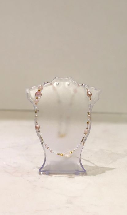 Колиета изработени с естествени камъчета, стъклени камъчета и мъниста