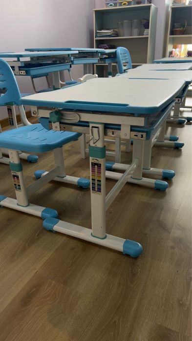 Школьные парты и стулья