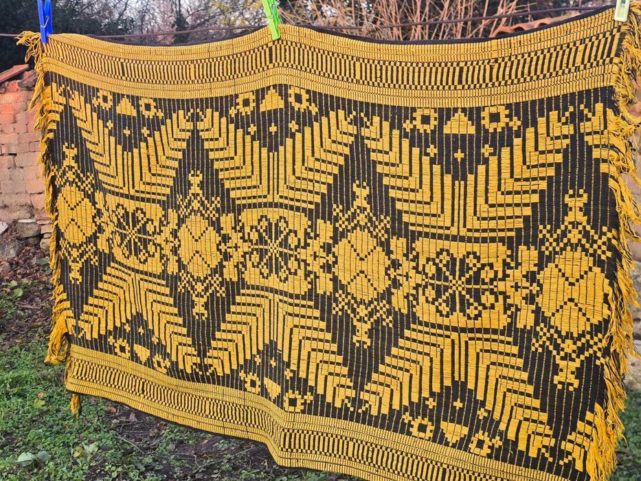 Стар вълнен ковьор, ръчно тъкан