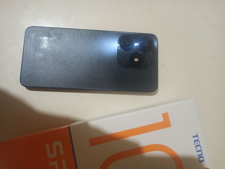 Продам телефон Techno .