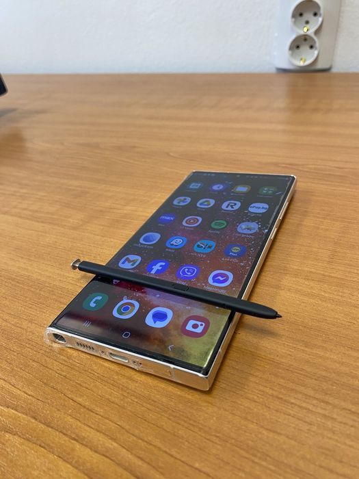 Samsung Galaxy S23 Ultra с аксесоари
