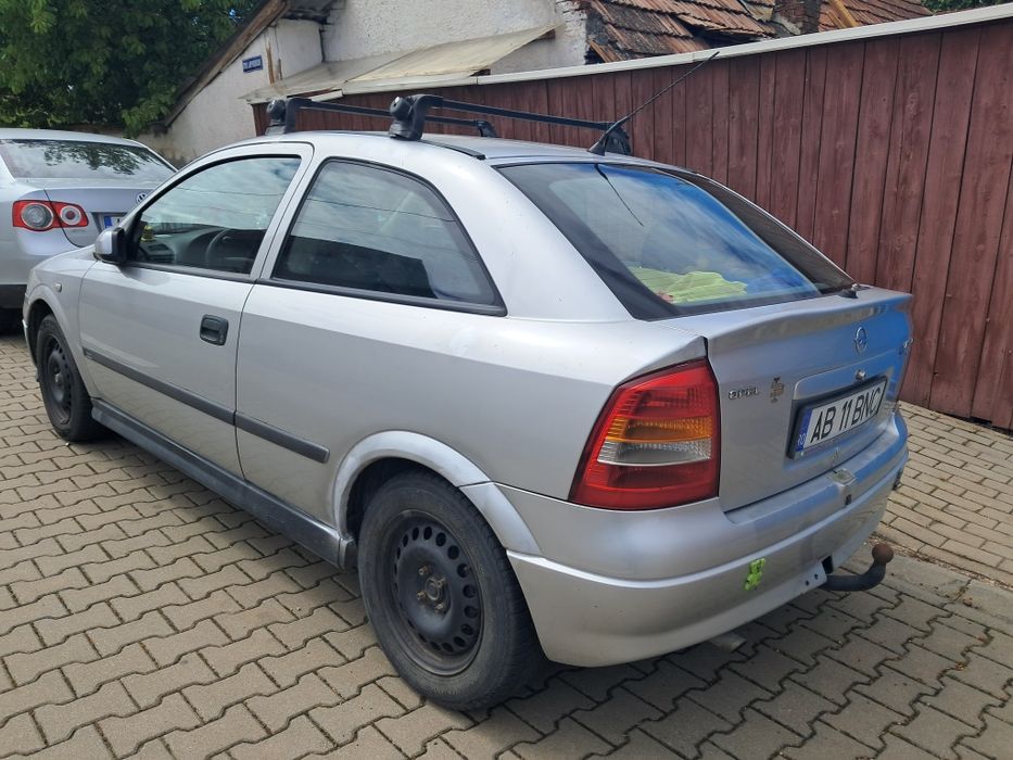 Mașină Opel Astra