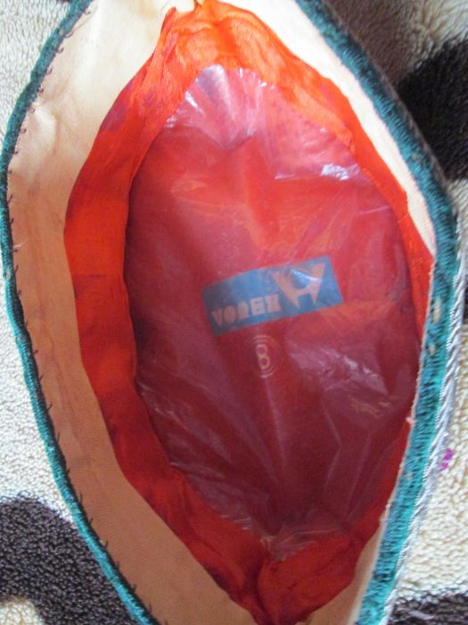 boneta  catifea cu pietricele si   broderie adult