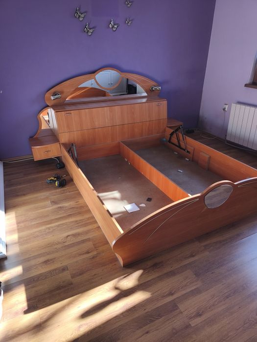 Спалня с ракла и нощни шкафчета