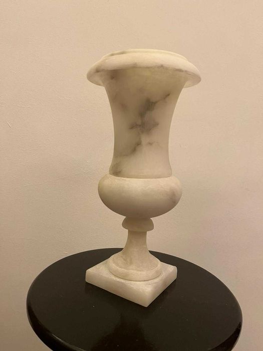 Piesa veche din marmura alba cu intarsii negre bibelouri bibelou