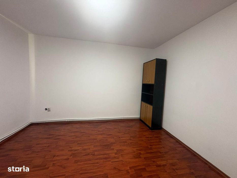 Casa | Sisesti| etaj 1| curte | parcare in curte| partial mobilata