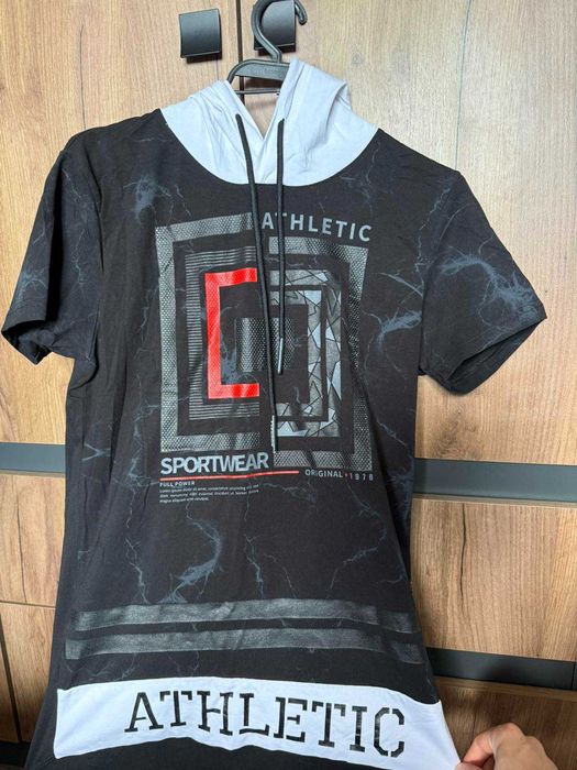 Черна тениска с качулка Athletic